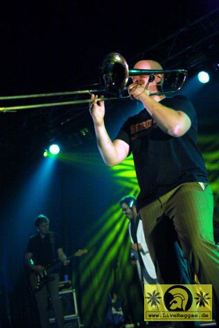 Dr. Woggel and The Radio (D) 14. Chiemsee Reggae Festival - Übersee - Tent Stage 24. August 2008 (2).jpg